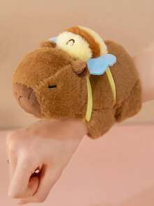 可爱的水豚毛绒玩具，配有拍手环，创意设计，可佩戴在手腕上，是送给朋友的独特圣诞节和新年礼物。关键词：水豚，玩偶，圣诞节，水豚服装，趣味毛绒玩具 - 彩色 - 查看 8