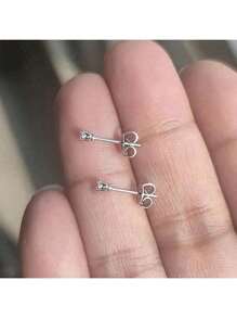 2 Stücke minimalistische Edelstahl 4-Krallen Zirkonia Ohrstecker, Schmetterlingsverschluss Ohrringe, 2 mm funkelnd synthetischer Zirkonia Knorpelohrstecker, hypoallergen kleine Ohrringe für Ohrlochpiercing, unisex Alltagskleidung, passend für alle Piercings, Schmuckgeschenk