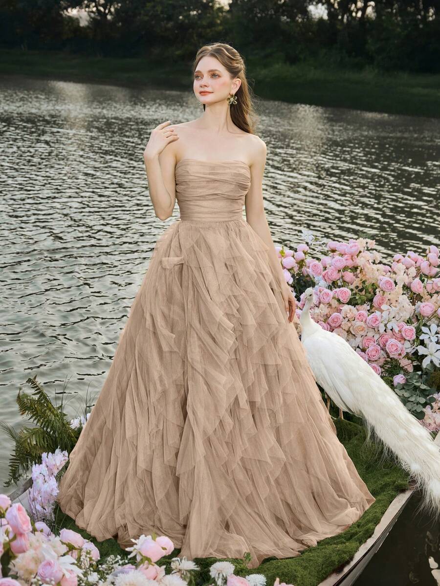 Faeriesty 浪漫无肩带婚纱，层叠荷叶边薄纱裙摆，A字廓形，适合经典婚礼、毕业典礼、晚宴等场合。