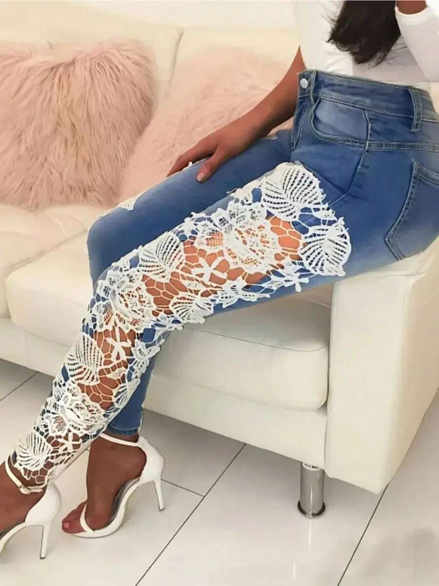 Vaqueros ajustados y sexys con encaje calado para mujer: elegantes vaqueros de cintura alta, combinados con una exquisita tela de encaje floral blanco, la elección perfecta para la moda de primavera y verano. - Celeste - Ver 1