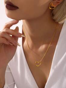 1 paquet Pendentif courbé en forme de cœur creux doré ou argenté à la mode en acier inoxydable. Cadeau de bijoux pour femmes avec chaîne en forme d'os de serpent. Saint-Valentin