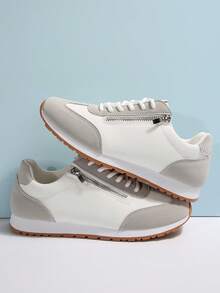 1双透气网眼面料儿童运动鞋