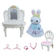 Set de regalo de casa de muñecas Mini White Rabbit con una bonita muñeca White Rabbit y divertidos accesorios de mobiliario para mayores de 3 años (Dresser-Home Scene)