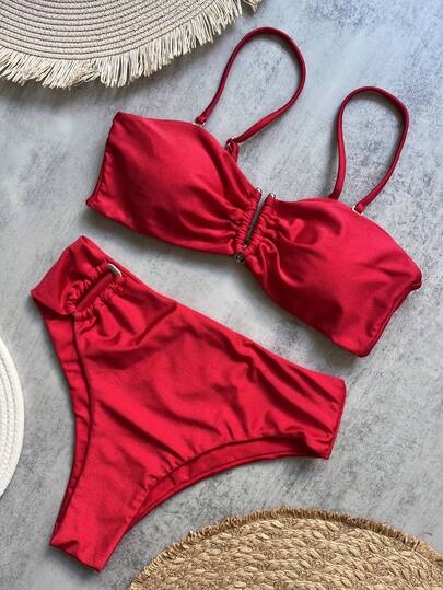 Conjunto de bikini de unicolor con parte superior bandeau, detalle metálico y Bottom anudada para vacaciones y playa en verano