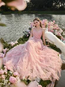 Faeriesty 优雅女士晚礼服，采用精致细肩带、轻盈薄纱面料和层叠荷叶边A字裙摆设计 | 适合婚礼、正式晚宴、毕业典礼、生日等场合的优雅礼服，也适合新娘和夏季度假穿着