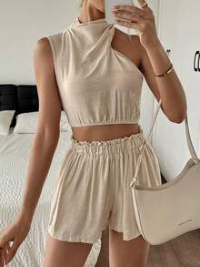 Aprikotfarbenes asymmetrisches Crop Top Bluse mit Kreuzausschnitt und Shorts im 2 Stücke Set, strukturierter Stoff, pendlergeeignet, Lässig office Outfit, Urlaubsstil "Old Money", Frühling und Sommer, neue Damenmode