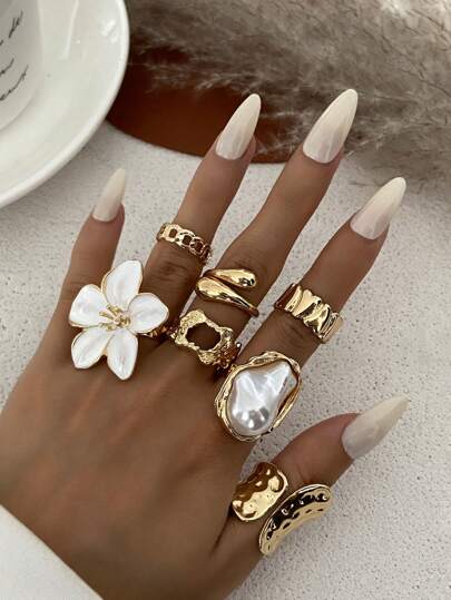 7pcs/Set Retro Creative Golden Metal Flower & Rhinestone Design Rings, Elegant Faux Pearl Decor Rings, Simple Punk Style Thick Rings Can Be Worn Alone Or Stacked, Suitable For Women's Daily Decoration, Outfit Matching, Dates, Parties, Holiday Gifts
