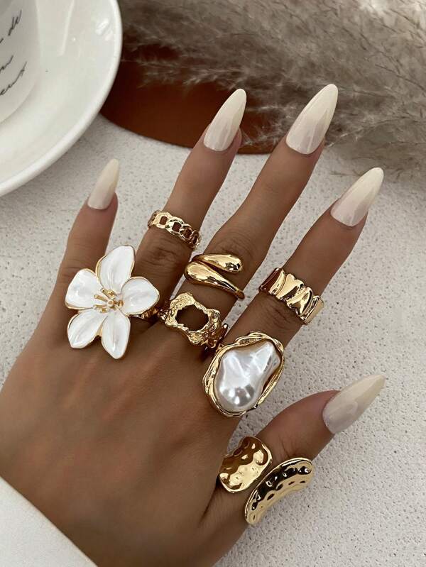 7 pièces/set Bagues rétro créatives en métal doré avec fleur et design de strass, bagues décorées de faux perles élégantes, bagues épaisses de style punk simple pouvant être portées seules ou empilées, convenant à la décoration quotidienne des femmes, assortiment de tenues, rendez-vous, fêtes, cadeaux de vacances