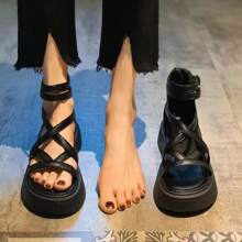 Sandali di paglia con suola spessa di moda per le donne in estate, un nuovo paio di stivali romani versatili con fasce incrociate perforate e zip sul retro