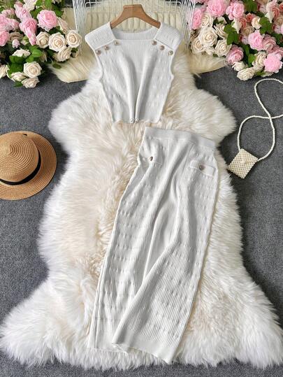 Bộ đồ đi nghỉ mát cho nữ, Xuân/Hè, Thanh lịch & Thời trang cho kỳ nghỉ biển, Phong cách thường ngày, Áo dệt kim không tay cổ tròn màu trắng tinh khôi với khuy kim loại rỗng, Chân váy maxi với khuy kim loại, Bộ đồ dệt kim 2 món cho nữ.
