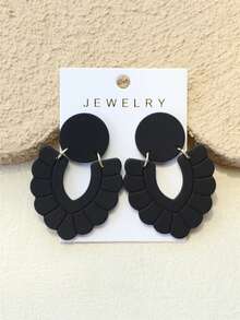 1 对女士抽象花卉造型黑色哑光陶瓷纹理镂空设计优雅个性化精雕亚克力耳环