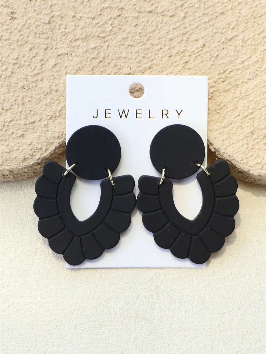 1 对女士抽象花卉造型黑色哑光陶瓷纹理镂空设计优雅个性化精雕亚克力耳环