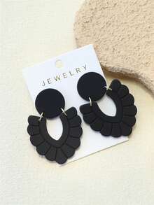 1 对女士抽象花卉造型黑色哑光陶瓷纹理镂空设计优雅个性化精雕亚克力耳环