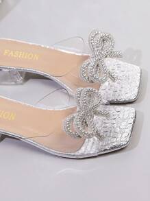 1 par de chanclas elegantes y ligeras de talla grande con lazo transparente y brillante plateado, correa de PU suave, punta cuadrada, tacón grueso transparente y cristalino, apropiado para adolescentes y mujeres, primavera/verano 2025