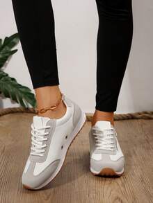 1双透气网眼面料儿童运动鞋