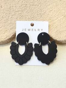 1 对女士抽象花卉造型黑色哑光陶瓷纹理镂空设计优雅个性化精雕亚克力耳环