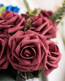 25 Piezas de Rosas Artificiales con Tallos, Flores de Espuma de Tacto Real para Manualidades, Decoración de Bodas, Duchas de Bebé, Centros de Mesa, Arreglos Florales, Fiestas y Decoración del Hogar (Rojo Oscuro) - Burdeos - Ver 3