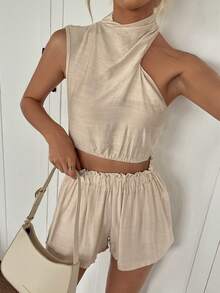 Aprikotfarbenes asymmetrisches Crop Top Bluse mit Kreuzausschnitt und Shorts im 2 Stücke Set, strukturierter Stoff, pendlergeeignet, Lässig office Outfit, Urlaubsstil "Old Money", Frühling und Sommer, neue Damenmode