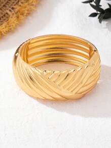 1 pulseira inspirada em moedas vintage, grossa, exagerada, luxuosa, com textura geométrica metálica, em formato de gota d'água e coração, joia versátil para uso diário e férias