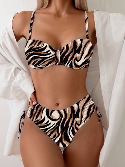 Zweiteiler Badeanzug Set. Bikini-Oberteil mit unterlegten Cups und verstellbaren & abnehmbaren Trägern. Bikini-Hose mit Zugbändern. Leoparden-Muster.