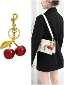 1 Pieza Colgante de Dije de Cereza Brillante Estilo Kawaii Viral - Accesorio Lindo de Bolso y Llavero para Mujer, Regalo Femenino para la Mejor Amiga/Decoración de Bolso/Recuerdos de Fiesta (Joyería Personalizada para Uso Diario/Candado de Diario/Correa de Teléfono)