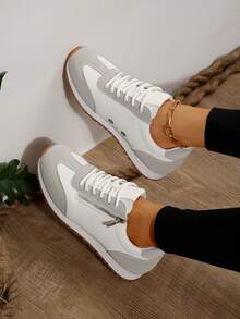 1双透气网眼面料儿童运动鞋