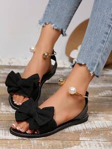 Nuevas sandalias deslizantes planas decoradas con cuentas metálicas, lazo y punta redonda para mujer de talla grande. Cómodas, sencillas y con estilo para un uso casual, playa, vacaciones y verano. - Negro - Ver 4