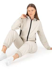 SAKERS OUTDOOR CLOTHING Conjunto Deportivo Para Mujer Chamarra Y Pants Casual Sakers - Beis - Ver 6