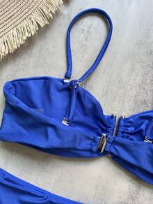 女士纯色金属装饰比基尼上衣和下装泳衣套装