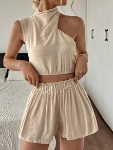 Aprikotfarbenes asymmetrisches Crop Top Bluse mit Kreuzausschnitt und Shorts im 2 Stücke Set, strukturierter Stoff, pendlergeeignet, Lässig office Outfit, Urlaubsstil "Old Money", Frühling und Sommer, neue Damenmode