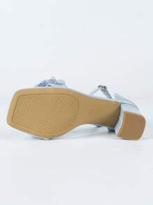 Sandalias con tacón grueso, adornadas con flores y rhinestones, estilo elegante para fiestas, para bodas y banquetes, tacones altos de satén blanco