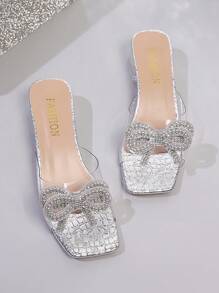 1 par de chanclas elegantes y ligeras de talla grande con lazo transparente y brillante plateado, correa de PU suave, punta cuadrada, tacón grueso transparente y cristalino, apropiado para adolescentes y mujeres, primavera/verano 2025