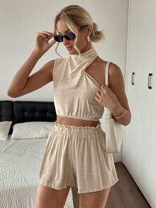 Aprikotfarbenes asymmetrisches Crop Top Bluse mit Kreuzausschnitt und Shorts im 2 Stücke Set, strukturierter Stoff, pendlergeeignet, Lässig office Outfit, Urlaubsstil "Old Money", Frühling und Sommer, neue Damenmode