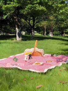 1件优雅红白格子方形地毯 - 采用人造丝面料，饰有蕾丝花边，适合露营、海滩、摄影背景、野餐等多种场合。