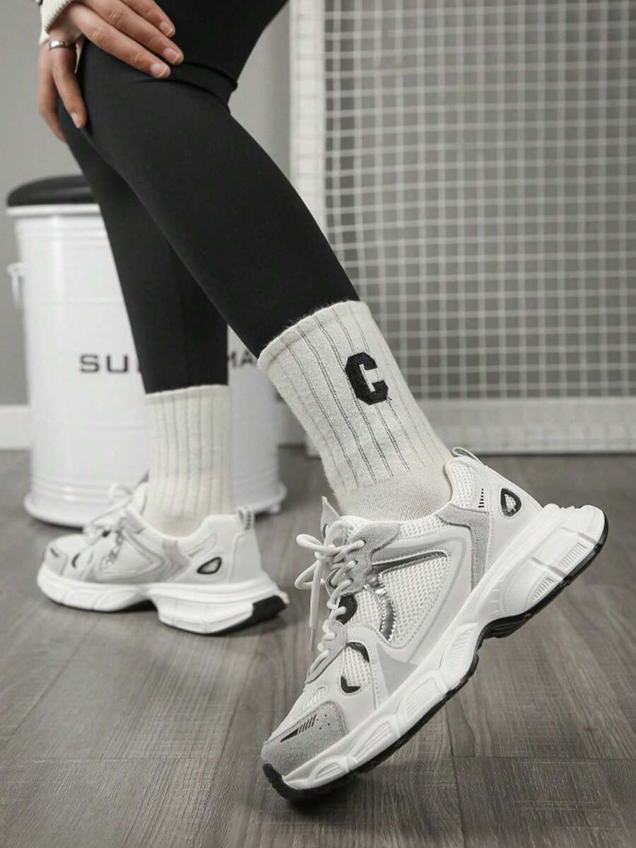 Tenis de Mujer Transpirables y Cómodos: Zapatillas de Malla con Suela Gruesa, Cordones Elásticos y Diseño Athleisure. Ligeras, Antideslizantes y en Blanco, Perfectas para Yoga, Correr y Uso Diario - Blanco - Ver 1