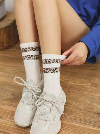 2 Paar/4 Paar Damen Schwarz & Weiß Leoparden Muster personalisierte Knöchelsocken, geeignet für Lässig, Alltag, Outdoor Tragen