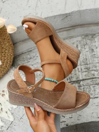 Sandales à talon compensé à une épaule pour femmes grandes tailles, talons hauts 2025 Nouveau style de mode féérique d'été, couleur unie, vacances bohème