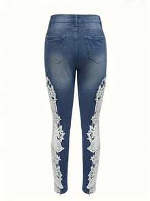 Vaqueros ajustados y sexys con encaje calado para mujer: elegantes vaqueros de cintura alta, combinados con una exquisita tela de encaje floral blanco, la elección perfecta para la moda de primavera y verano. - Celeste - Ver 5