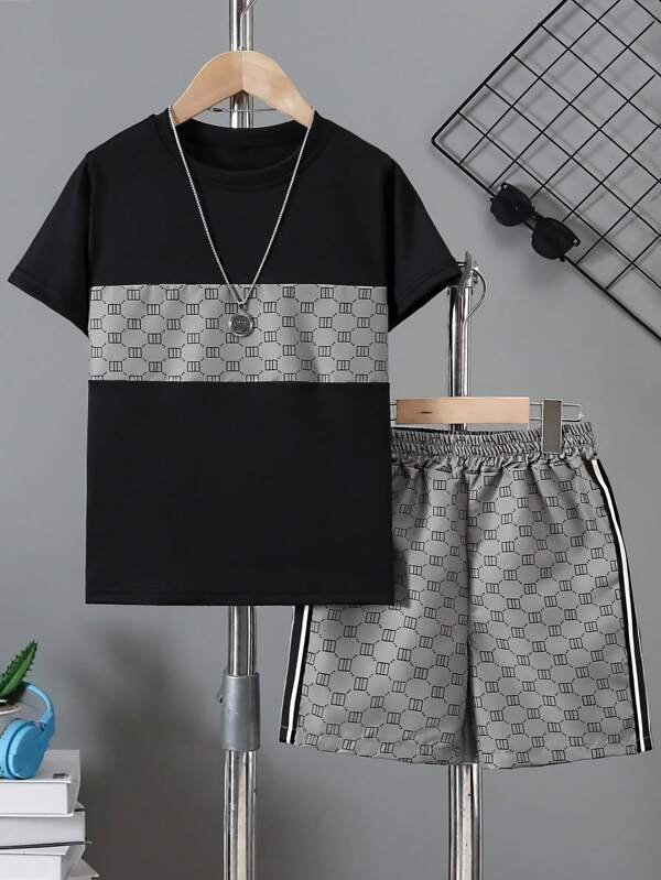 Conjunto de ropa casual de verano para niños, 2 piezas: Camiseta negra casual con parches y estampado plateado + pantalones cortos estampados a rayas, conjunto de vestimenta casual de verano para niños con diseño sencillo