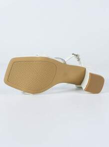 Sandalias de mujer con tira con cristales, punta cuadrada y tacón ancho, estilo elegante para ir al trabajo, de piel blanca brillante para verano, versátil calzado de tacón alto para fiesta y eventos