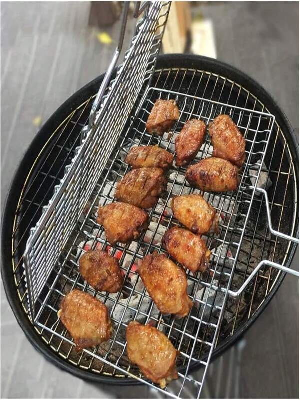 1pc Stainless Steel Foldable Thick Barbecue Grill Rack, Large Capacity Suitable For Roasting Chicken, Steak, Vegetables, Fish, Shrimp; Non-Stick Grill Tool With Handle, BBQ Accessories For Outdoor Camping (Random Color)
