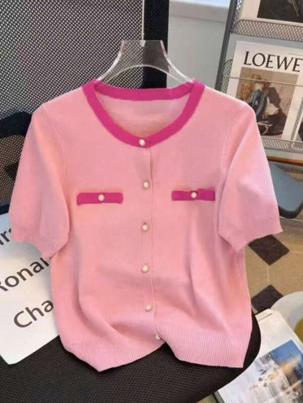 Top tricoté à manches courtes, col rond, style contrasté