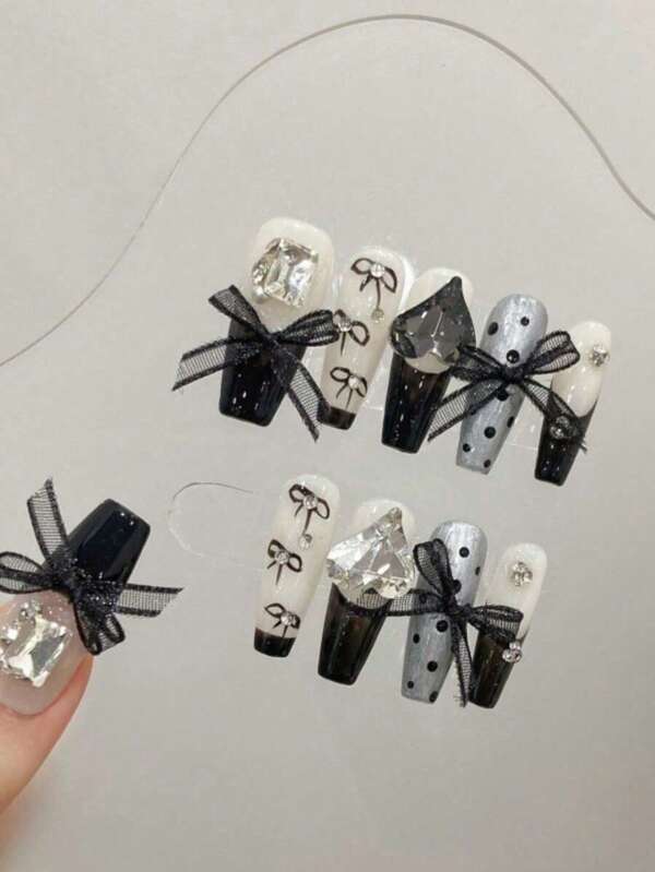 10 pièces de faux ongles noirs à pois princesse sombres, avec nœuds en ruban amovibles, convenant aux femmes pour toutes les saisons. Fourni avec 1 bouteille de gel jelly et 1 bloc tampon pour une application facile.