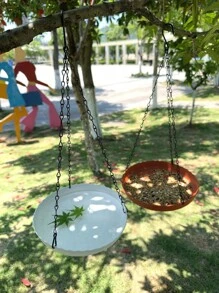 1 pezzo Mangiatoia per uccelli da appendere per giardino esterno - In plastica resistente, a doppio uso per cibo e acqua, facile da installare, adatta per pappagalli e colibrì, stazione decorativa per uccelli con catena