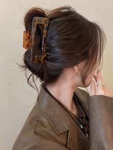 1pc Women 4.06-Inch Square Tortoiseshell Amber Pattern Large Lightweight Plastic Hair Claw Clip, Fashion Versatile Elegant Minimalist Style, Suitable For Daily, Casual, Party, Commute, Beach, Tying Hair, Ponytail, Bun, Washing Face, Makeup, Accessory Hair Clips Hair Jaw Clip Hair Clamps Hair Clutch Hair Catcher Clip Fall Winter Hair Accessories For Women For Vacation Outfits Woman Summer Outfits - Multicolor - View 3