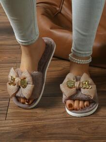 Chinelos Domésticos Plush Decorativos com Laço de Urso para Mulheres, Chinelos Internos, Chinelos Domésticos, Chinelos Estilo Férias Sexy e Fashion, Primavera e Verão, Marrom Café Cetim Sandália Rasteira