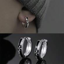 1 par de aretes de aro de cruz del espíritu del caballero, aretes personalizados y punk para hombres, aretes de clip de cruz de resina negra