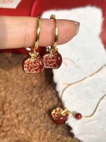 A Fashionable And Individualistic Rhinestone-Encrusted Double-Layered Necklace