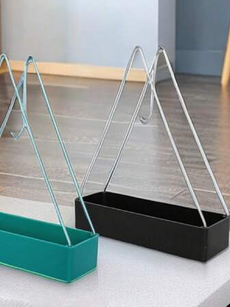 2个装蚊香座，三角铁质蚊香，塑料插座，创意家居悬挂式香薰炉蚊香盒。使用前需在烟灰缸内加入适量清水。家居摆件。