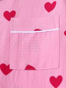 Conjunto de pijama de mujer de manga corta y pantalones cortos con estampado de corazones y textura arrugada